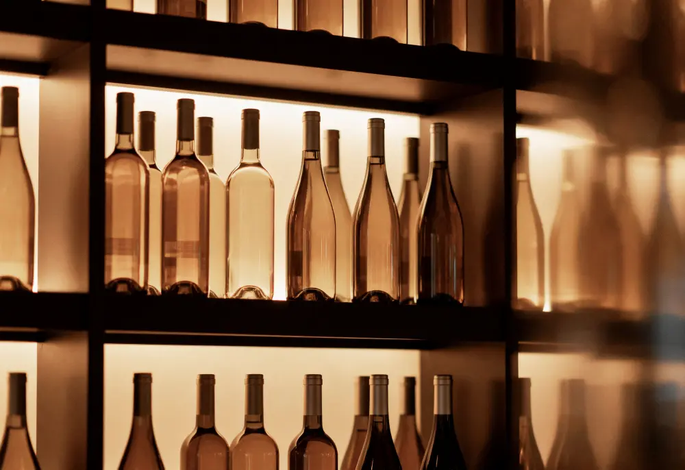 Como proteger adegas, bibliotecas e móveis de madeira contra cupins