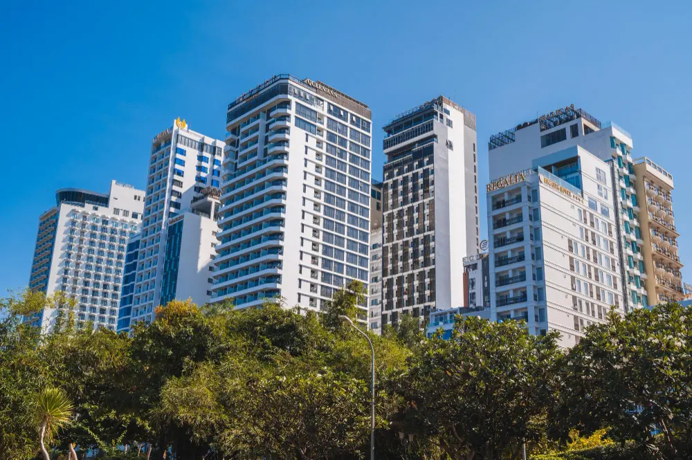 Cupins em condomínios: como identificar infestação nas áreas comuns