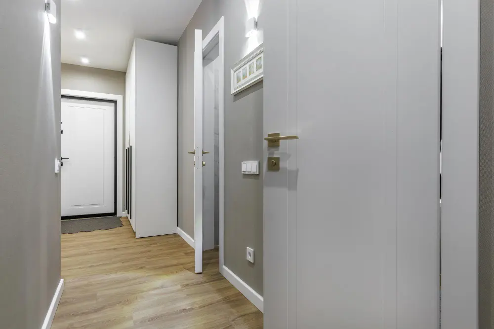 Cupins em portas e rodapés de corredores: risco para o condomínio